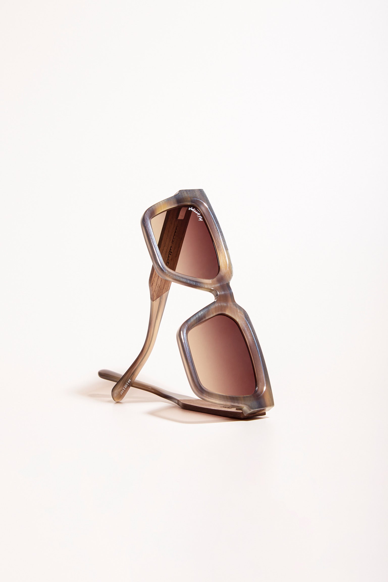 Louis Vuitton LV Fame Oval Sunglasses Cream Acetate. Size W